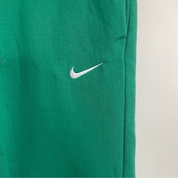 Nike Women’s Green Jogger Sweatpants Pants - Picture 2 of 7